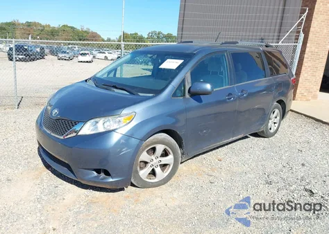 2015 Toyota Sienna Le 8 Passenger z USA, uszkodzony, nr VIN 5TDKK3DC4FS574213